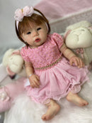 Bebê Reborn Abgail Princesa que faz xixi e coco + Enxoval COMPLETO + 12X sem juros + Frete Grátis