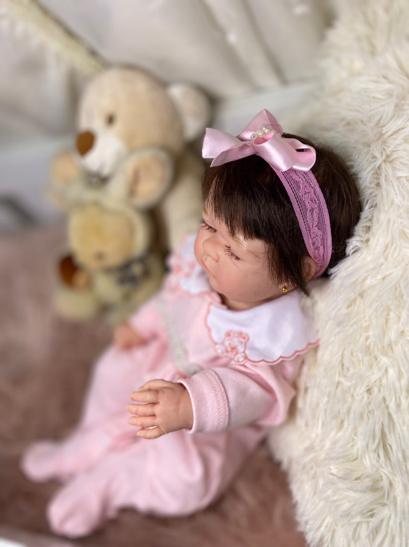 Bebê Reborn Yummi dormindo  Lançamento 2024+ Enxoval de brinde+ 6X sem juros+ Frete Grátis