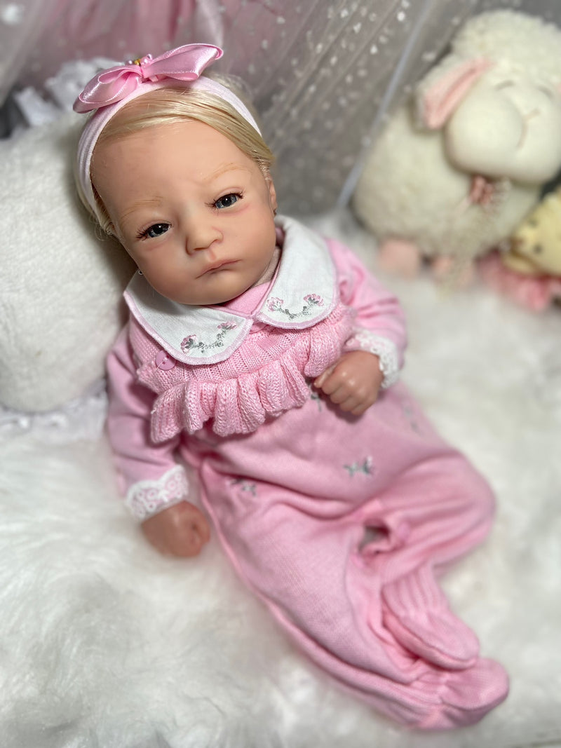 Bebê Reborn Willow Tecido  Lançamento 2024+ Enxoval de brinde+ 6X sem juros+ Frete Grátis