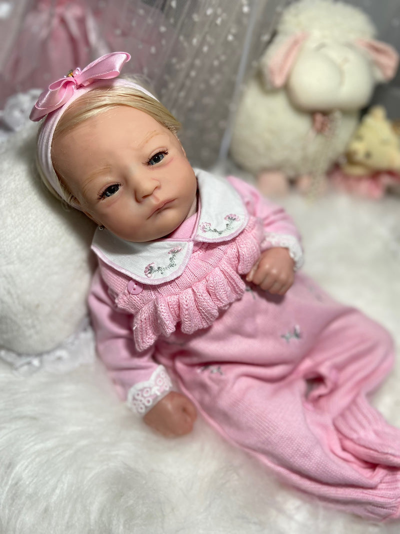 Bebê Reborn Willow Tecido  Lançamento 2024+ Enxoval de brinde+ 6X sem juros+ Frete Grátis