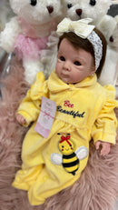 Bebê Reborn Maju Abelhinha Realista com Corpo de Tecido e Membros de Vinil - Enxoval Completo