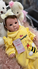 Bebê Reborn Maju Abelhinha Realista com Corpo de Tecido e Membros de Vinil - Enxoval Completo