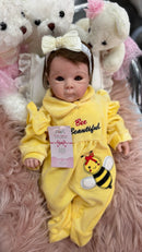 Bebê Reborn Maju Abelhinha Realista com Corpo de Tecido e Membros de Vinil - Enxoval Completo