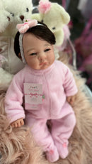 Bebê Reborn Yummi Realista com Corpo de Tecido e Membros de Vinil - Enxoval Completo