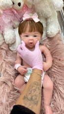 Bebê Reborn de Silicone Sólido Realista que Mama e Faz Xixi Alice 50cm - Enxoval Completo
