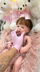 Bebê Reborn de Silicone Sólido Realista que Mama e Faz Xixi Alice 50cm - Enxoval Completo