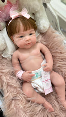 Bebê Reborn de Silicone Sólido Realista que Mama e Faz Xixi Alice 50cm - Enxoval Completo