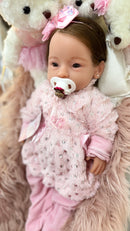 Bebê Reborn de Silicone Sólido Agatha - Mama e Faz Xixi - Enxoval Completo