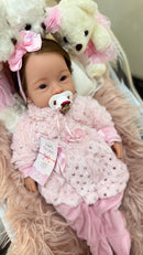 Bebê Reborn de Silicone Sólido Agatha - Mama e Faz Xixi - Enxoval Completo