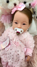 Bebê Reborn de Silicone Sólido Agatha - Mama e Faz Xixi - Enxoval Completo
