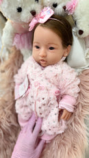 Bebê Reborn de Silicone Sólido Agatha - Mama e Faz Xixi - Enxoval Completo