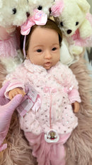 Bebê Reborn de Silicone Sólido Agatha - Mama e Faz Xixi - Enxoval Completo
