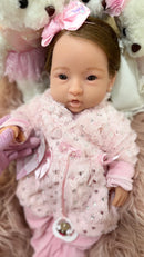 Bebê Reborn de Silicone Sólido Agatha - Mama e Faz Xixi - Enxoval Completo