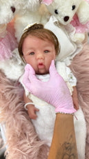 Bebê Reborn de Silicone Sólido Abgail que Mama e Faz xixi - Enxoval completo