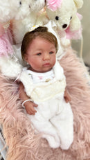 Bebê Reborn de Silicone Sólido Abgail que Mama e Faz xixi - Enxoval completo