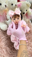 Bebê Reborn de Silicone Sólido Abgail - Mama e Faz Xixi - Enxoval Completo
