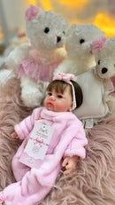 Bebê Reborn de Silicone Sólido Realista Abgail - Mama e faz Xixi - Enxoval Completo