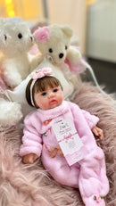 Bebê Reborn de Silicone Sólido Realista Abgail - Mama e faz Xixi - Enxoval Completo