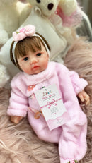 Bebê Reborn de Silicone Sólido Realista Abgail - Mama e faz Xixi - Enxoval Completo