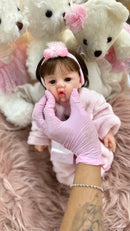 Bebê Reborn de Silicone Sólido Realista Abgail - Mama e faz Xixi - Enxoval Completo
