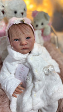 Bebê Reborn Bia Corpo de Tecido e Membros de Silicone Comum - Pintura Realista - Enxoval Completo