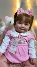 Bebê Reborn Maddie Corpo de Tecido e Membros de Silicone 53 cm - Enxoval Completo
