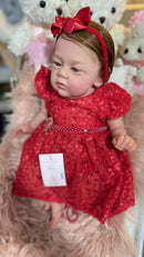 Bebê Reborn Anne Princesa Corpo de Tecido e Membros de Silicone Vestidinho Vermelho - Enxoval Completo