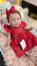 Bebê Reborn Anne Princesa Corpo de Tecido e Membros de Silicone Vestidinho Vermelho - Enxoval Completo