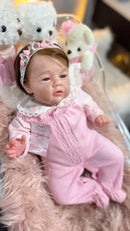 Bebê Reborn Anne Baby Corpo de Tecido e Membros de Silicone Macacão Rosa - Enxoval Completo