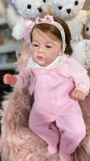 Bebê Reborn Anne Baby Corpo de Tecido e Membros de Silicone Macacão Rosa - Enxoval Completo