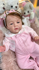 Bebê Reborn Anne Baby Corpo de Tecido e Membros de Silicone Macacão Rosa - Enxoval Completo