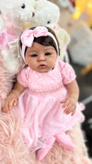 Bebê Reborn Abigail Premium Realista Negra Corpo de Tecido e Membros de Silicone - Cabelo Fio a Fio - Peça Única