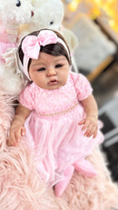 Bebê Reborn Abigail Premium Realista Negra Corpo de Tecido e Membros de Silicone - Cabelo Fio a Fio - Peça Única