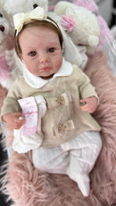 Bebê Reborn Maria Realista com Corpo de Tecido e Membros de Silicone, Cabelo Fio a Fio - Enxoval Completo
