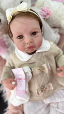 Bebê Reborn Maria Realista com Corpo de Tecido e Membros de Silicone, Cabelo Fio a Fio - Enxoval Completo