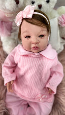 Bebê Reborn Julie Realista com Corpo de Tecido, Membros de Vinil e Cabelo Implantado Fio a Fio - Enxoval Completo