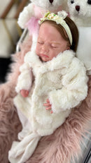 Bebê Reborn Exclusiva Dormindo Realista com Corpo de Tecido e Membros de Silicone - Enxoval Completo