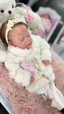 Bebê Reborn Exclusiva Dormindo Realista com Corpo de Tecido e Membros de Silicone - Enxoval Completo