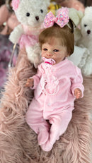 Bebê Reborn Kathleen Sorridente Realista com Olhinhos Brilhantes e Corpo de Tecido - Enxoval Completo