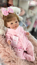 Bebê Reborn Kathleen Sorridente Realista com Olhinhos Brilhantes e Corpo de Tecido - Enxoval Completo