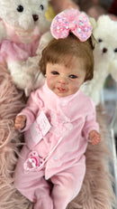 Bebê Reborn Kathleen Sorridente Realista com Olhinhos Brilhantes e Corpo de Tecido - Enxoval Completo