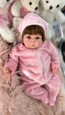 Bebê Reborn Hanna Realista com Corpo de Tecido e Cabelinho Cheio - Enxoval Completo