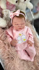 Bebê Reborn Aline Realista Dormindo com Corpo de Tecido - Enxoval Completo