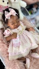 Bebê Reborn Moreninha Dormindo Realista com Cabelinho Cacheado - Enxoval Completo