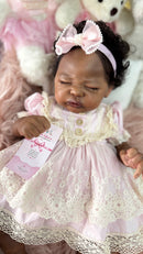 Bebê Reborn Moreninha Dormindo Realista com Cabelinho Cacheado - Enxoval Completo