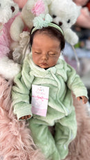 Bebê Reborn Premium Morena Dormindo Realista com Corpo de Tecido - Enxoval Completo