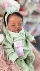 Bebê Reborn Premium Morena Dormindo Realista com Corpo de Tecido - Enxoval Completo