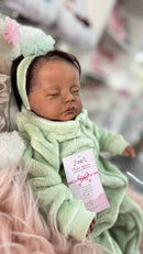 Bebê Reborn Premium Morena Dormindo Realista com Corpo de Tecido - Enxoval Completo