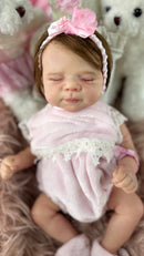 Bebê Reborn Marjorie Premium Realista com Corpo de Tecido e Membros de Silicone - Enxoval Completo