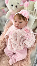 Bebê Reborn Babi Premium com Corpo de Tecido e Enxoval Completo